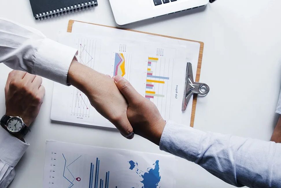 ¿Qué estrategias pueden implementarse para mejorar la resiliencia empresarial en una startup?