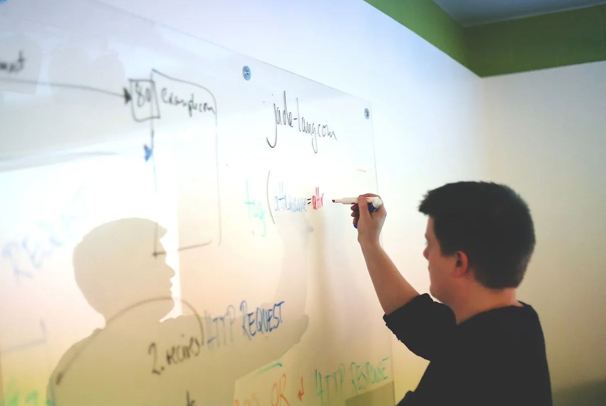 ¿Cómo puede una startup diferenciarse en un mercado saturado?