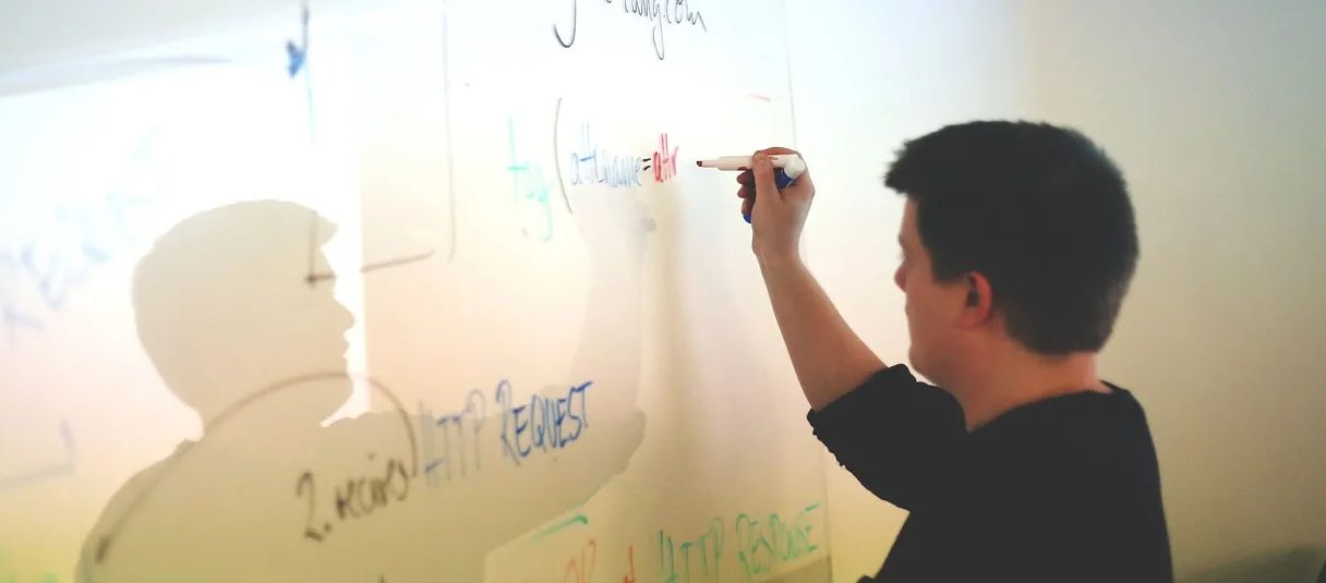 ¿Cómo puede una startup diferenciarse en un mercado saturado?