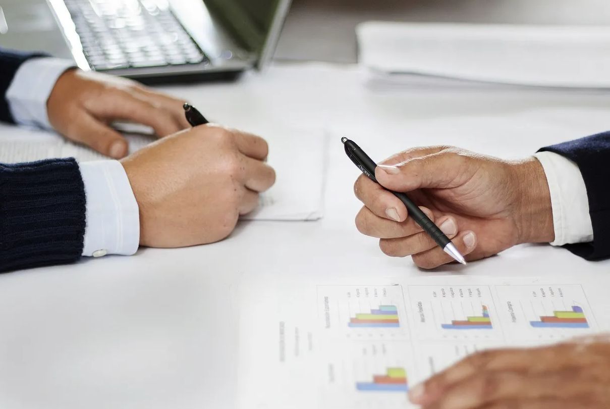 ¿Qué medidas se pueden tomar para garantizar la inclusión financiera en una startup?