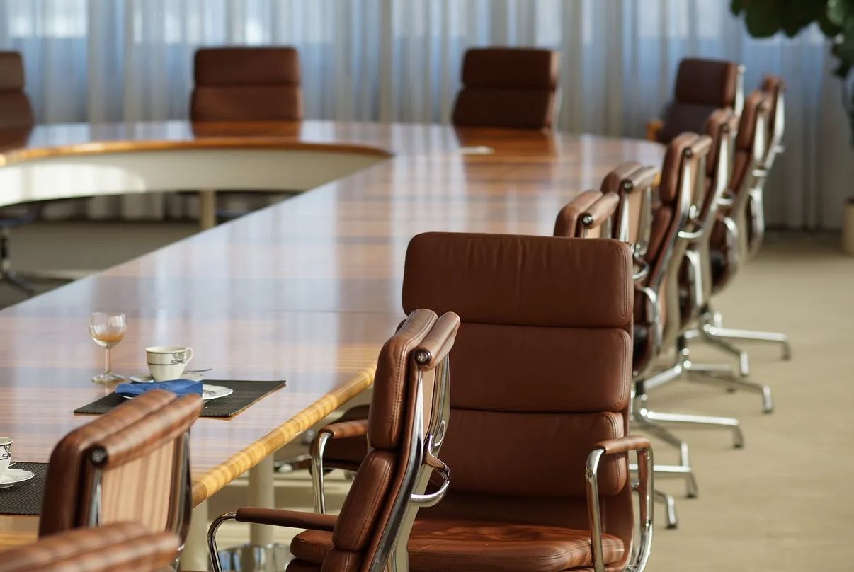 ¿Qué medidas pueden tomar las startups para garantizar la igualdad de oportunidades en el lugar de trabajo?