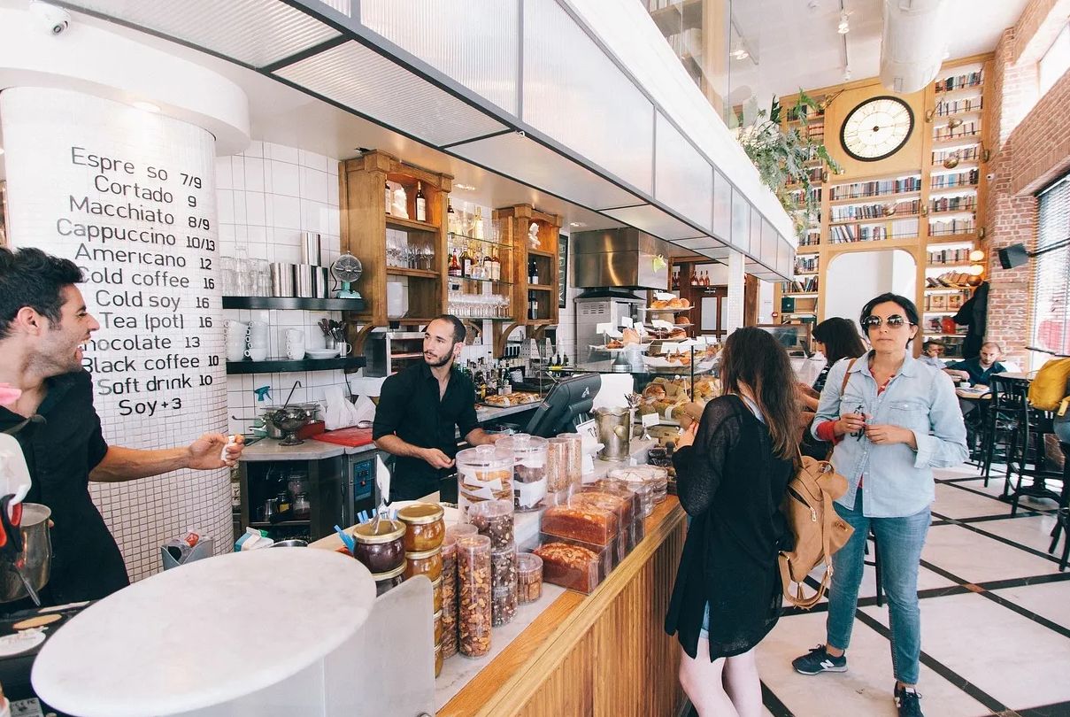 ¿Qué estrategias existen para mitigar el estrés y el agotamiento en los equipos de una startup?