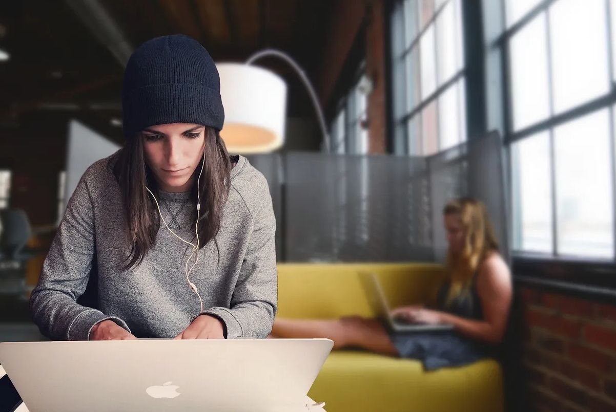 ¿Qué medidas pueden tomar las startups para garantizar la equidad de género en la empresa?