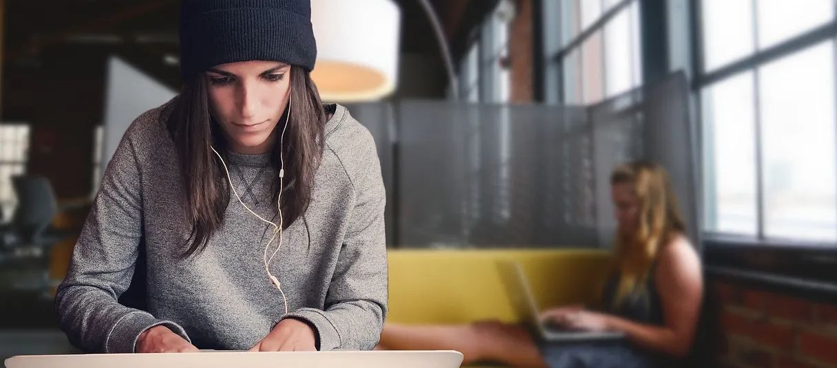 ¿Qué medidas pueden tomar las startups para garantizar la equidad de género en la empresa?