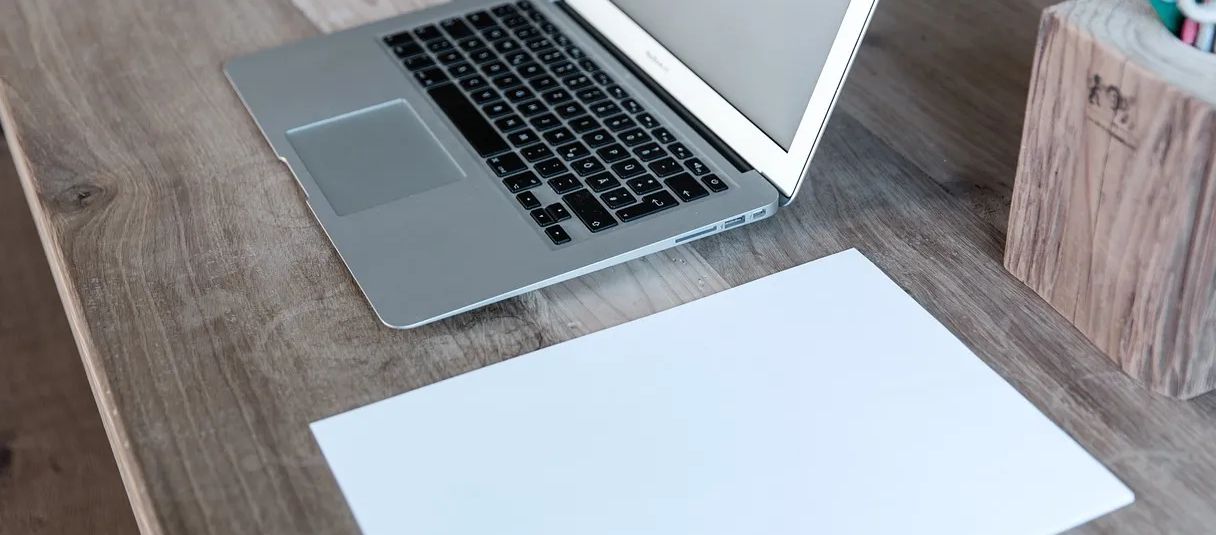 ¿Cuál es el impacto de la regulación gubernamental en el desarrollo de las startups?