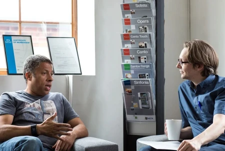 ¿Por qué los grandes emprendedores dominan la escucha activa y cómo desarrollarla?