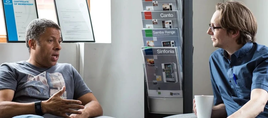 ¿Por qué los grandes emprendedores dominan la escucha activa y cómo desarrollarla?