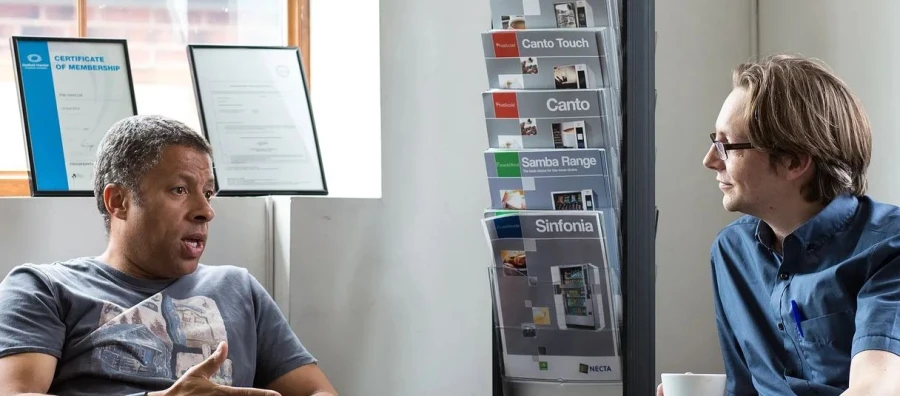 Escuchar para innovar: El poder de la escucha activa en la toma de decisiones empresariales