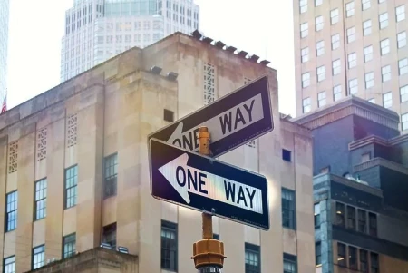 Sesgos cognitivos: el enemigo silencioso de las decisiones estratégicas en los negocios