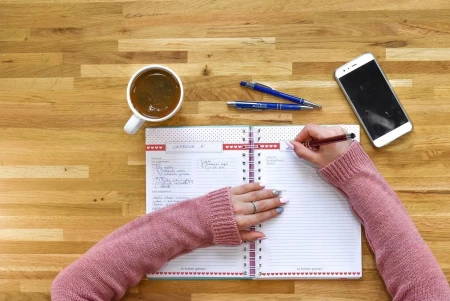 ¿Puede un cuaderno cambiar el rumbo de una empresa? La ciencia y los casos detrás del journaling ejecutivo