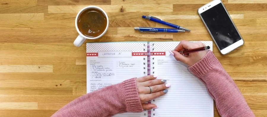 ¿Puede un cuaderno cambiar el rumbo de una empresa? La ciencia y los casos detrás del journaling ejecutivo