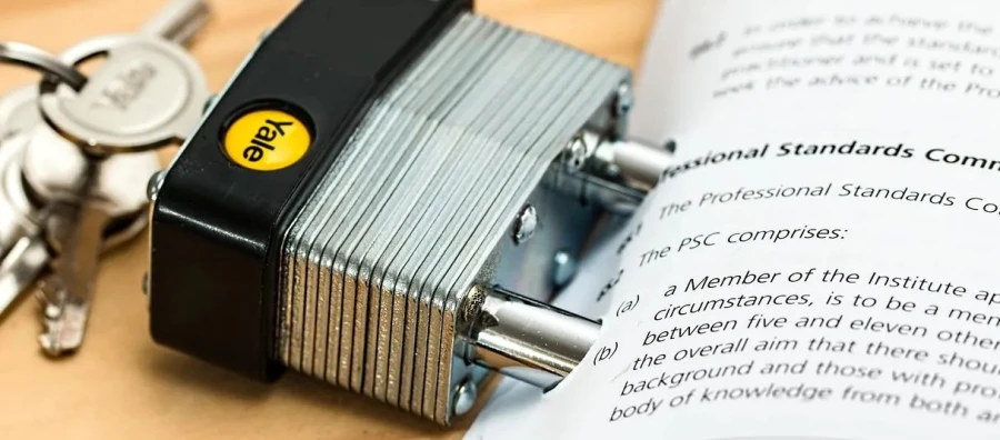 ¿Cómo protegerse ante cláusulas abusivas en contratos con inversores?