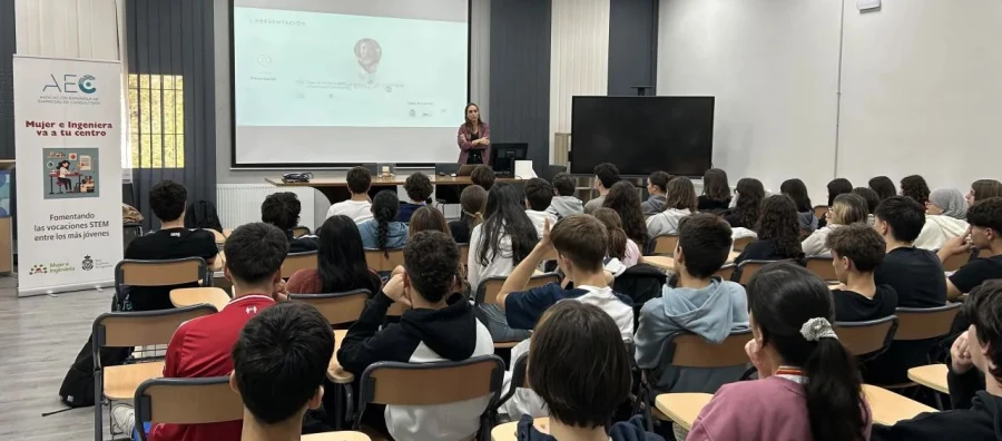 Cómo la consultoría y la Real Academia de Ingeniería impulsan el talento tecnológico de las jóvenes españolas