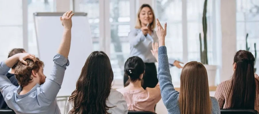 Brecha de formación en habilidades personales y liderazgo preocupa a los profesionales