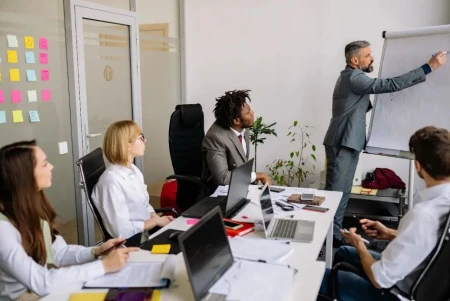 Nueve agentes de IA gestionando una crisis regulatoria: el experimento que mide qué no puede delegar un comité de dirección