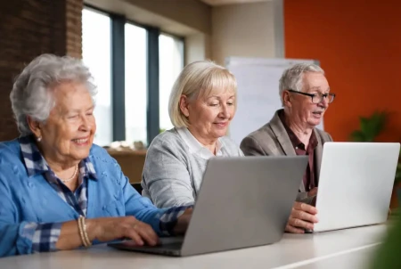 Cómo la Fundación Orange impulsa la formación digital de más de 13 mil personas mayores en España