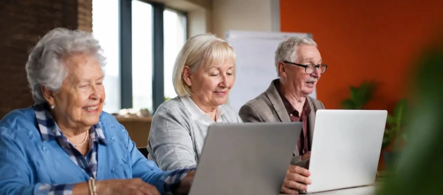 Cómo la Fundación Orange impulsa la formación digital de más de 13 mil personas mayores en España