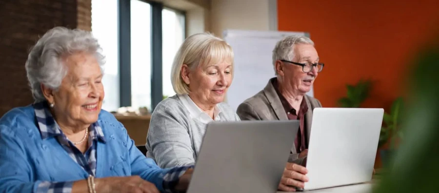 Cómo la Fundación Orange impulsa la formación digital de más de 13 mil personas mayores en España