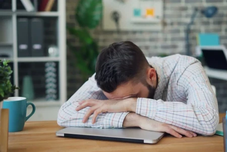 Por qué faltamos al trabajo y cómo la conciliación familiar puede reducir el absentismo en las empresas