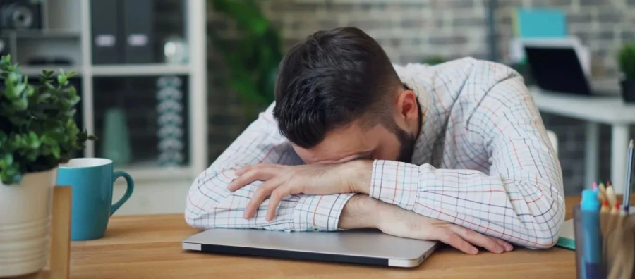Por qué faltamos al trabajo y cómo la conciliación familiar puede reducir el absentismo en las empresas