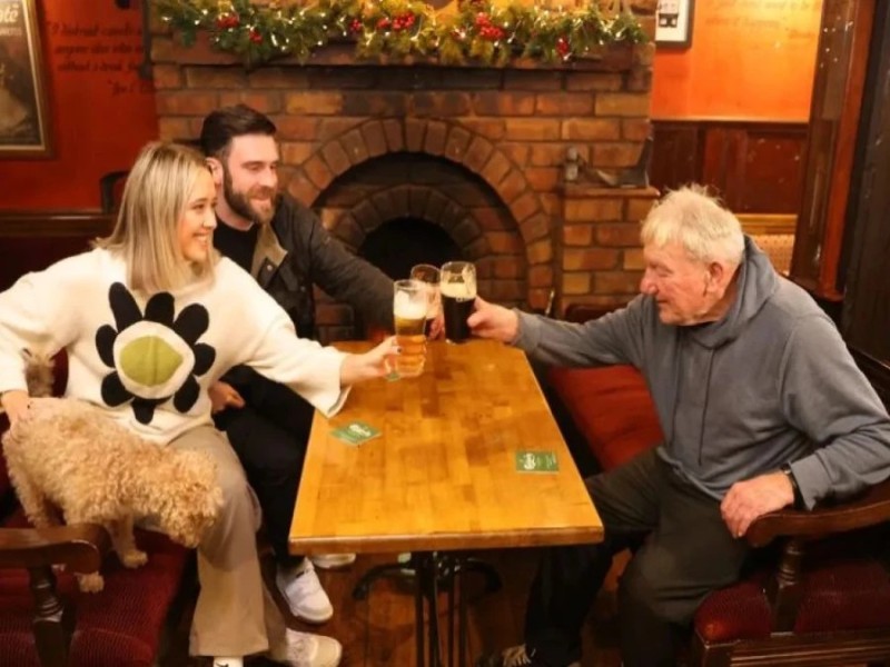 Un pequeño pub norirlandés conquista las redes con un emotivo Anuncio Navideño que se ha convertido en Viral en TikTok